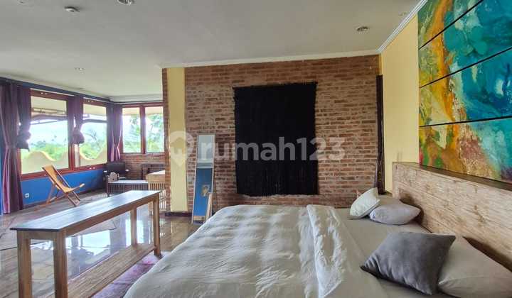 Tropical Villa with Expansive Garden in Saba