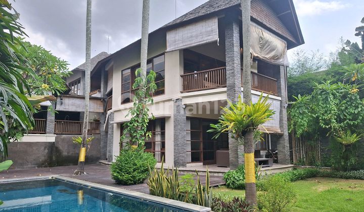 Tropical Balinese 4-Bedroom Villa in Bumbak Umalas
