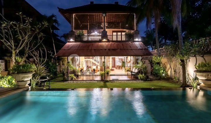 Villa Tropis Dekat Pantai Petitenget Seminyak Villa Tropis Dekat Pantai Petitenget Seminyak