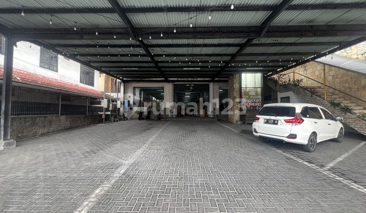 Gedung 4 Lantai Dengan Lift Di Kerobokan
