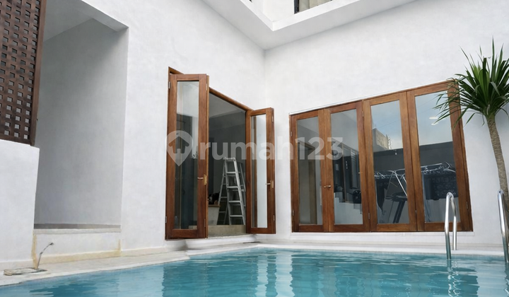 Industrial Style Minimalist Villa Near Sidewalk Ungasan