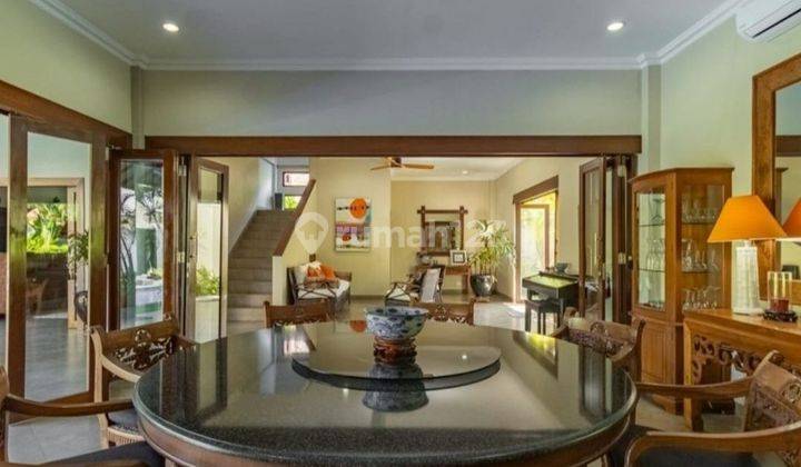 Villa Tropis Modern Dekat Pantai Mertasari Sanur 2