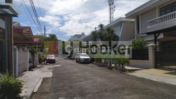 RUMAH JALAN LEBAR DI JANUR KUNING AREA KELAPA GADING 2