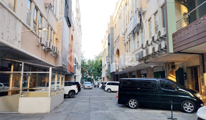 Cheapest 4-Story Shophouse on Darmo Main Road Near Tunjungan City Center 2