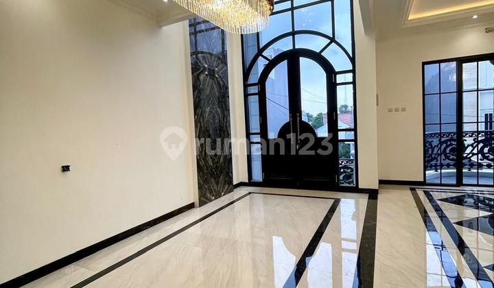 Dijual Rumah Cantik 3 Lantai + Rooftop Like New di Jagakarsa 2