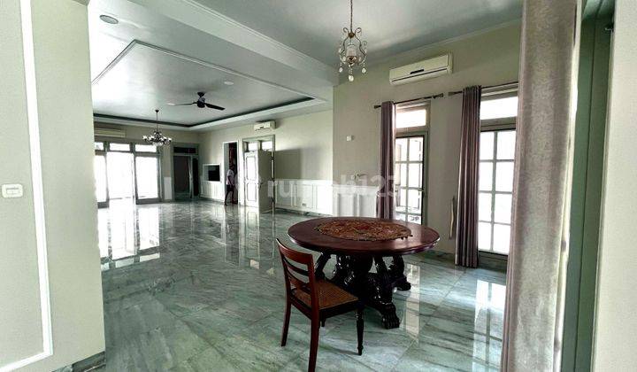 Rumah  siap huni Semi Furnished 3 kamar tidur ada kolam renang di menteng 2