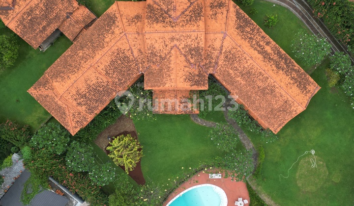  Dijual Rumah Mewah Dengan Nuansa Villa Dan Halaman Luas Di Cirendeu 