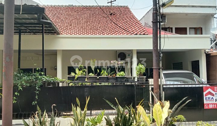 Sewa Cepat, Rumah Sewa Kondisi Rapi, siap sewa. Full Furnished Di Jl. Senayan Di Kebayoran Baru Jakarta Selatan