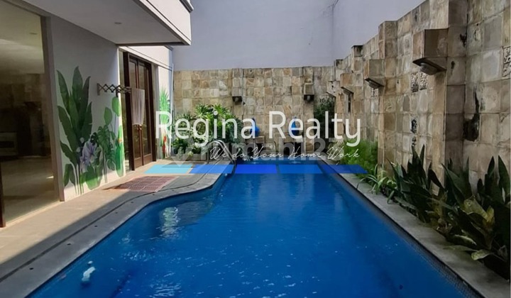 Rumah Bagus Dengan Pool Dan Aula Basement Di Pondok Indah