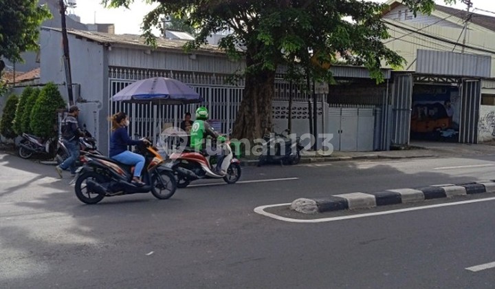 Rumah Hitung Tanah Pinggir Jalan Raya di Kebayoran Lama Jakarta