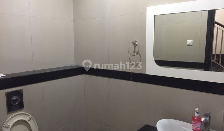 Rumah Semi Furnished Lokasi Eksklusif Surabaya 2