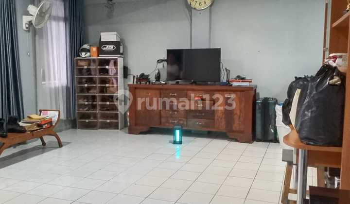 Wide Ready-to-Occupy House in Senen, Central Jakarta 2
