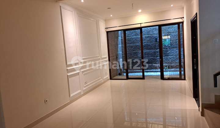 Rumah 2 Lantai dengan Taman di Belakang, Benda Jakarta Selatan