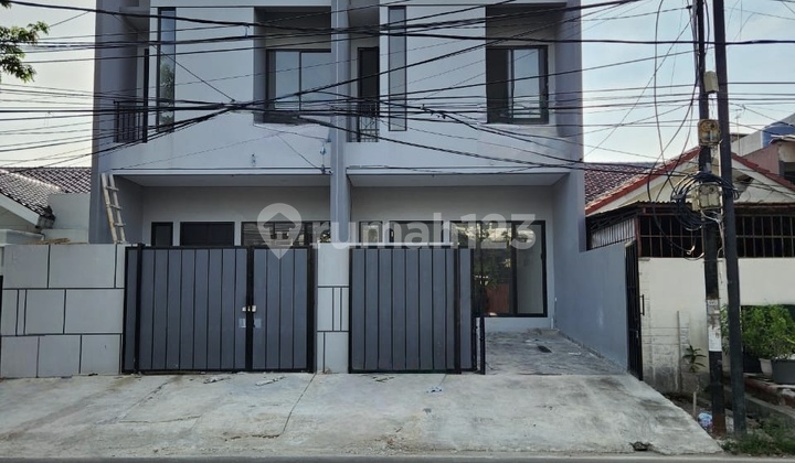 For Sale: Citra 1 Boulevard House Complete with Swimming Pool