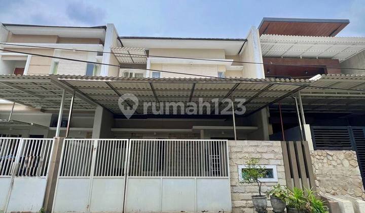 Rumah Manyar Tirtoasri 2 Lantai Lebar 8 Dekat ke Jalan Raya Utama 1