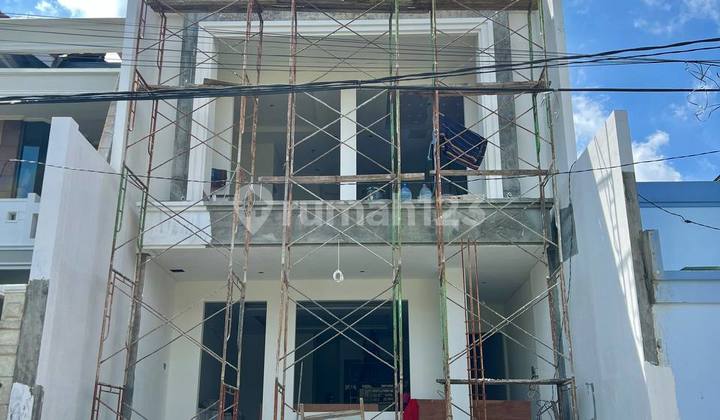 Rumah Baru Araya Tahap 1 Bangunan 3 Lt Finishing Mewah Classic