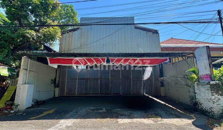 Commercial House for Rent in Bratang Wetan, 2 Floors, Former Car Wash, Spacious Parking