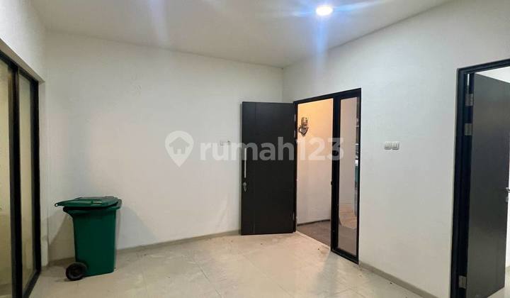 Rent a 2-Story Eastern Park Sukolilo House with Free AC and Water Pump Rent a 2-Story Eastern Park Sukolilo House with Free AC and Water Pump