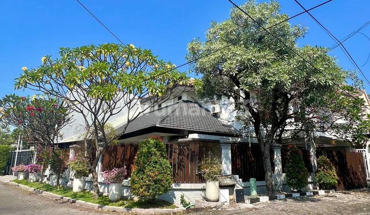 Rumah di Manyar Tirtoyoso Selatan 2,5 Lantai Hoek Design Ala Bali Rumah di Manyar Tirtoyoso Selatan 2,5 Lantai Hoek Design Ala Bali