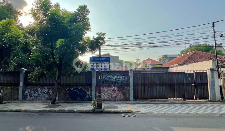 Business Land on Bubutan Street, 2-Story Corner Building, Former Gas Station, Near Tunjungan. Business Land on Bubutan Street, 2-Story Corner Building, Former Gas Station, Near Tunjungan.