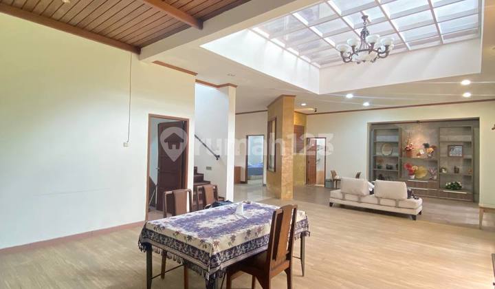 Classic Luxury House Margorejo Indah Housing 2.5 Floors Open Space 2