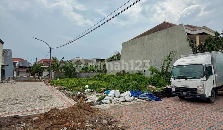 Plot in Klampis Semolo Barat, corner position, SHM (Certificate of Ownership), suitable for warehouse.