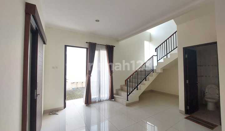 Di sewakan. Rumah 2 lantai.di cluster arana harapan indah  2