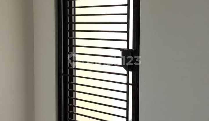 Dijual cepat rumah di Cluster Arana harapan indah Bekasi  LT. 7 x 18 . (126 m2) LB. 112 m2 .  2 lantai KT : 3+1 KM : 3+1 Listrik : 2200 PAM : Air ledeng SHM Full Teralis Pintu kawat Nyamuk  DIJUAL CEPAT Rp 1,95 M (Nepis) #ron-dey