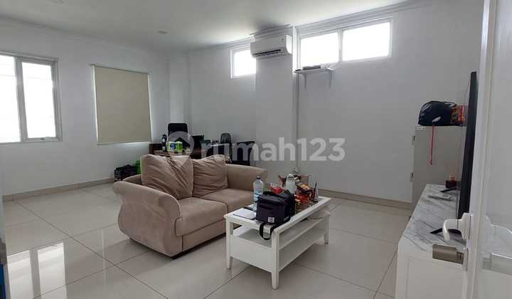 Dijual Ruko Hoek 5 Lantai Siap Huni di Megaboulevard Harapan Indah Bekasi Barat Lokasi Pinggir Jalan