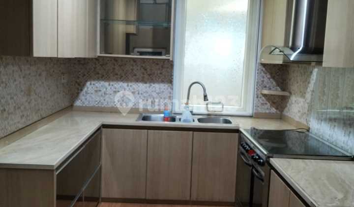 Dijual rumah hoek 4 lantai furnished di springhill Golf Residence kemayoran