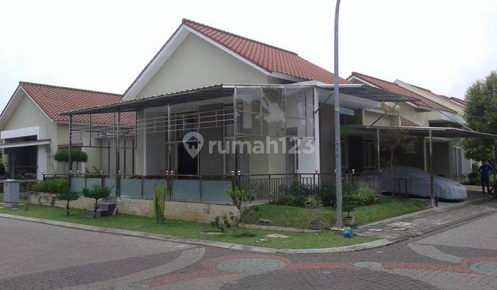 Rumah Hoek super nyaman siap huni di Kota baru Parahyangan 1