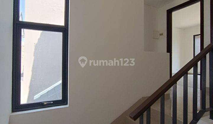 Rumah 2 Lantai Modern di Podomoro Park 4