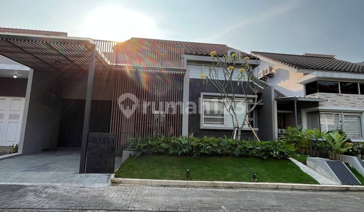 Rumah Semi Furnished Siap Huni Dengan Kamar Banyak Luasan Besar Harga Bersaing