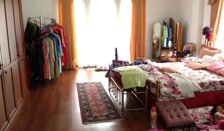 Siap Huni Rumah yang Nyaman 2 Lantai + Basement di Kemanggisan