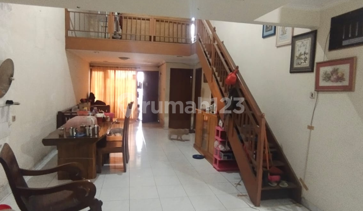 Rumah sudah SHM Hadap Timur dan Area Strategis Harga Nego di Taman Semanan Indah!
