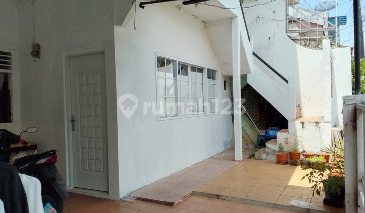 Siap Huni Rumah Luas dengan 7 Kamar Tidur di Tomang Raya