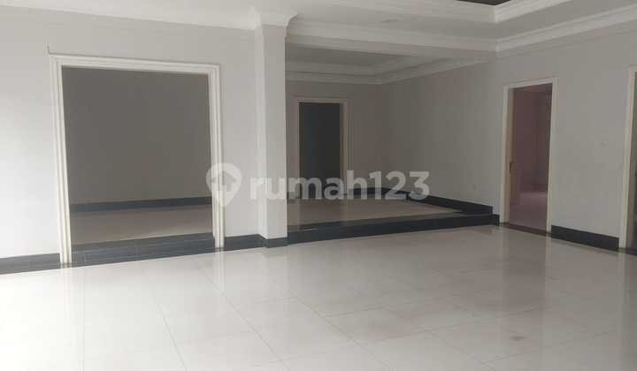 Ready-to-Occupy Exclusive House, Negotiable in an Elite Area with a Swimming Pool in Kemang. 2