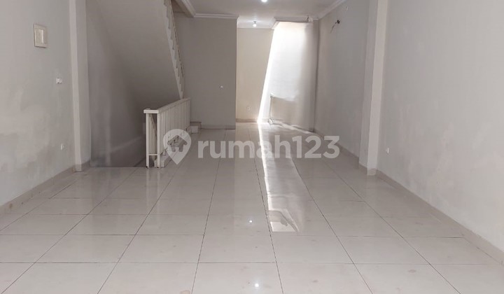 Negotiable Price! Nice Commercial Center Shop House 3.5 Floors, Strategic Area Near Karang Tengah Toll in Green Lake City