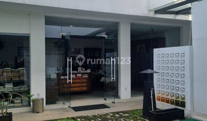 Dijual Rumah Luas dengan Taman di Kebon Jeruk 1