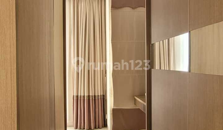 Jarang ada, Rumah View Pool, selangkah ke Swimming Pool di Gading Serpong