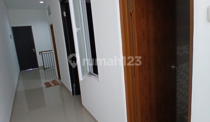 Opportunity to Own a 3-Story House in Kebon Jeruk, Freehold Title! Negotiable!