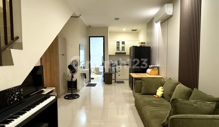 Harga Nepis! Rumah Full Furnished, Rapi dan Sudah ada Interior di Green Village Cipondoh