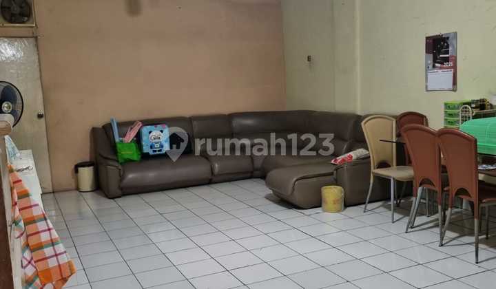 Strategic Shop House Negotiable, Suitable for Opening Business, East-Facing in Taman Palem Lestari, Cengkareng.