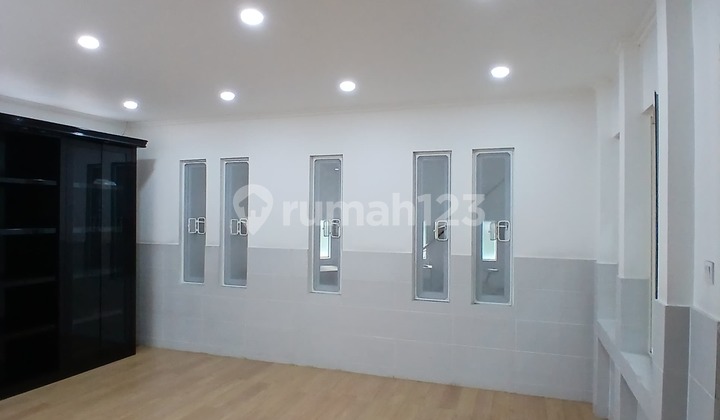 Rumah Cantik 2 Lantai Semi Furnished di Taman Semanan Indah, Harga Nego Sampai Deal!