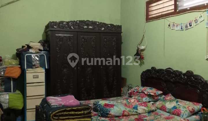 Siap Huni Rumah Luas dengan 7 Kamar Tidur di Tomang Raya 2