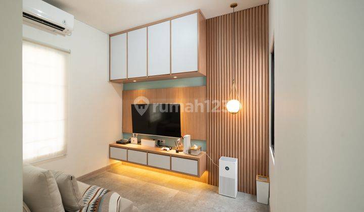 ruang keluarga rumah fully furnished siap huni