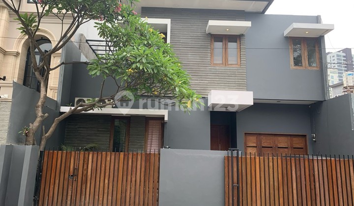 Rumah Modern Minimalis Lokasi Super Strategis Gandaria