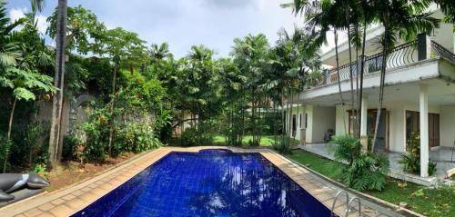 Rumah Besar di Bangka Kemang Dengan Kolam Renang Bebas Banjir 1