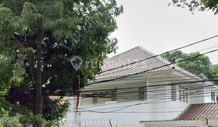 Rumah Asri Bergaya Kolonial Lokasi Premium Depan Hotel Darmawangsa 