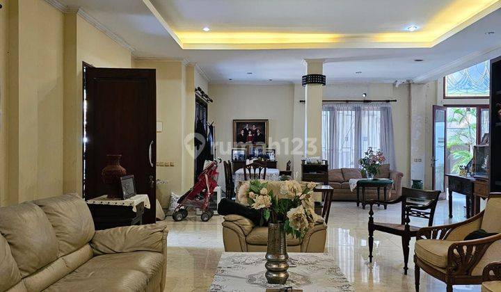 Rumah besar,harga bagus ,lokasi strategis dikebayoran baru 2